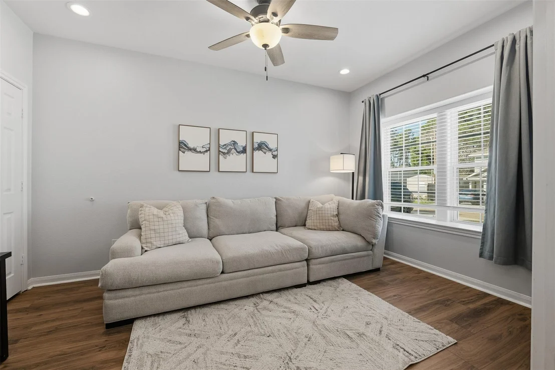 Photo of 16879 Balmoral