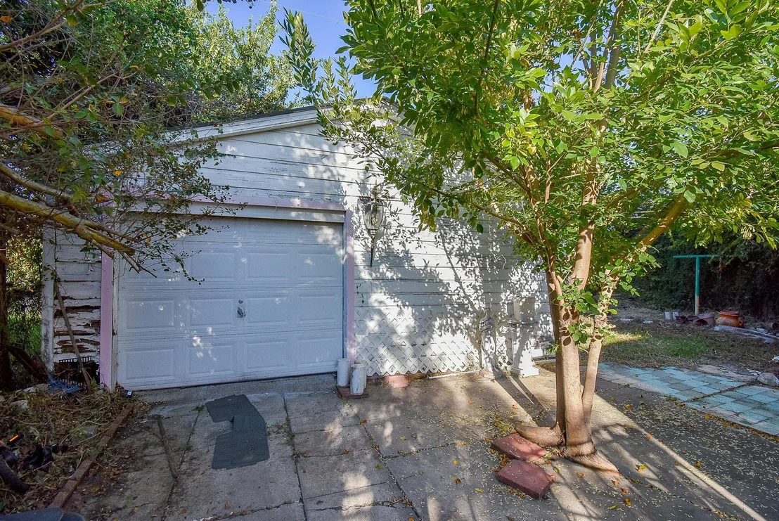 Photo of 2827 Robertson Street