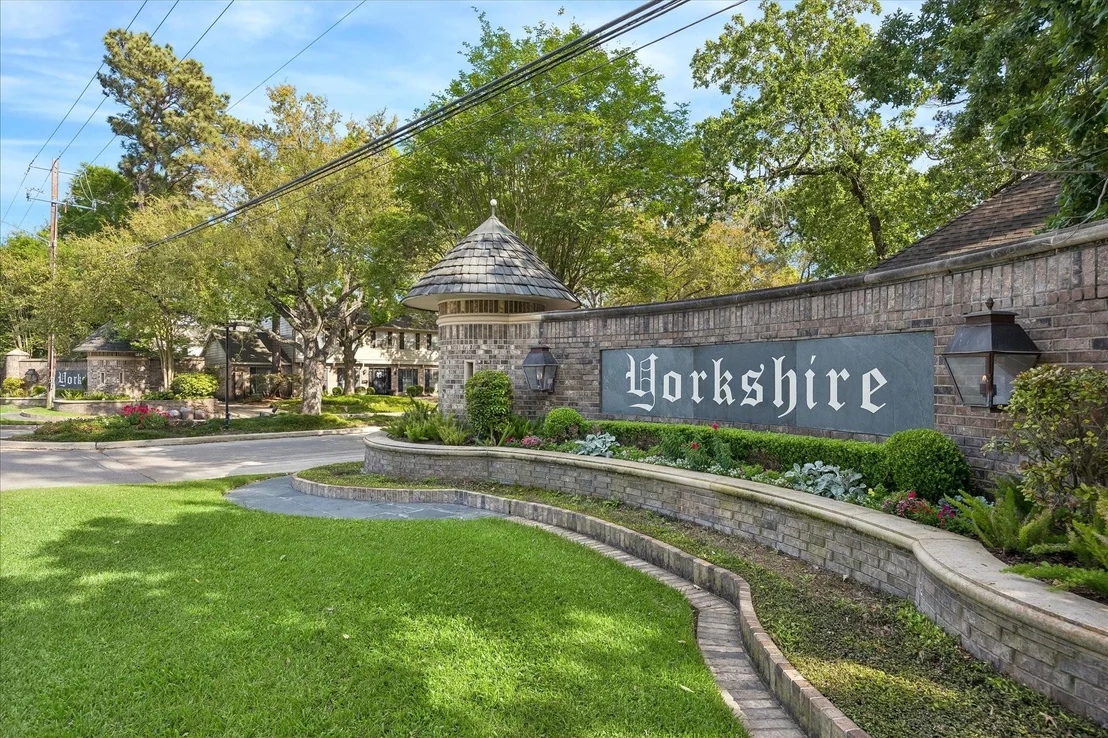Photo of 620 Stoneleigh Drive