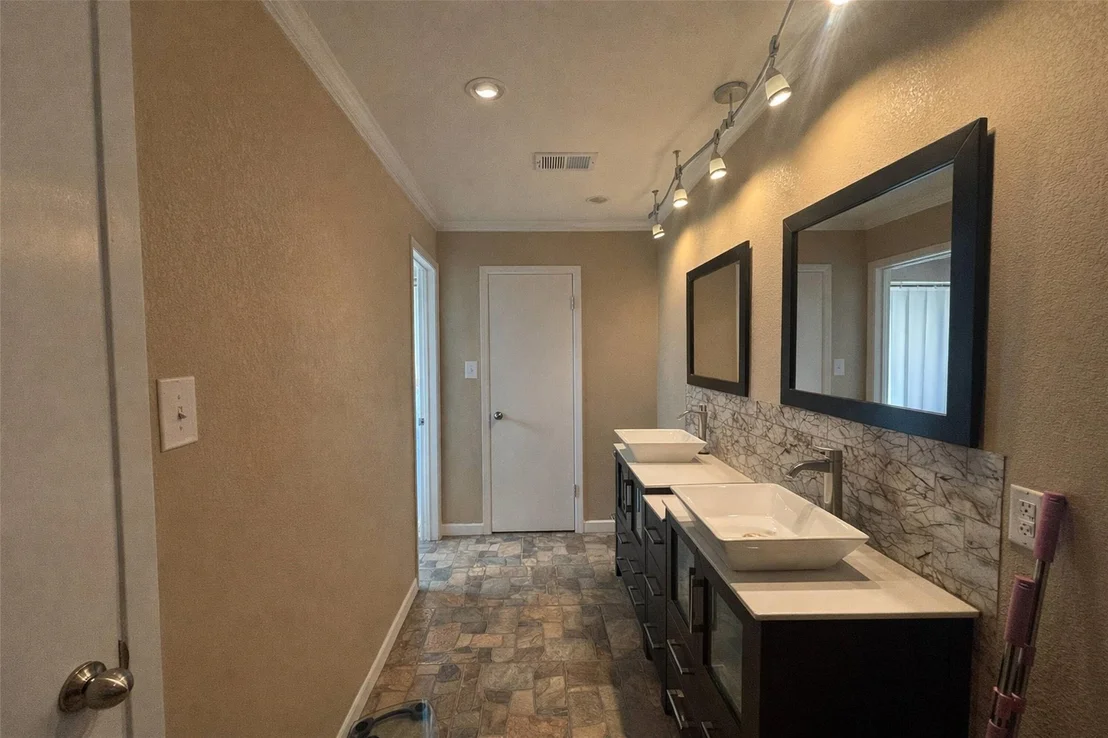 Photo of 7490 Highway 146 N