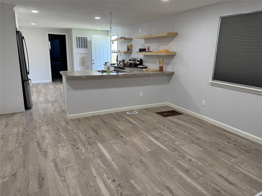 Photo of 585 River Oaks Drive
