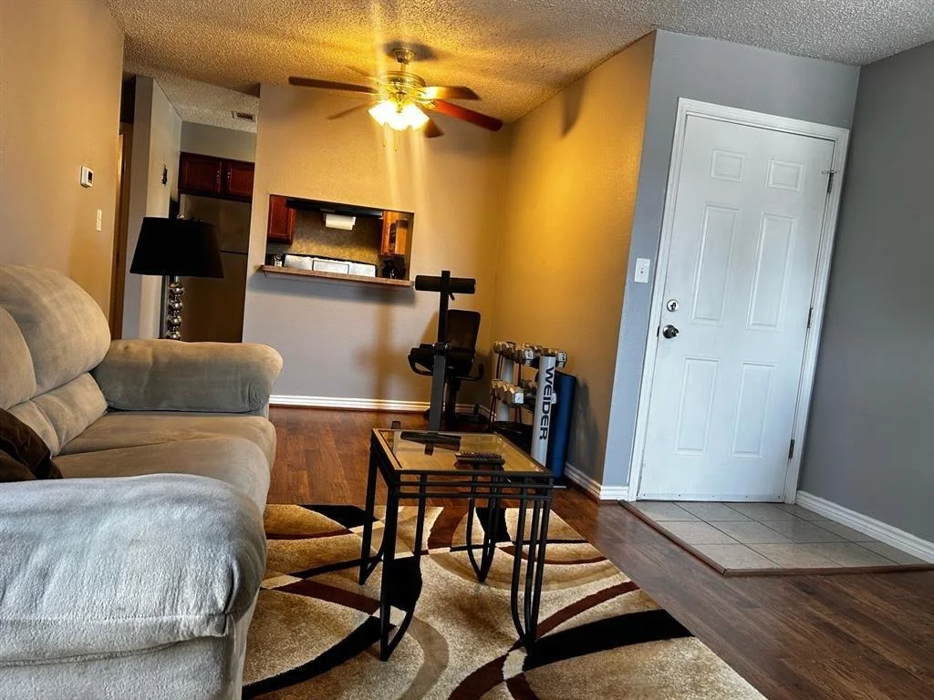 Photo of Unit 8A at 2501 Gulf Freeway