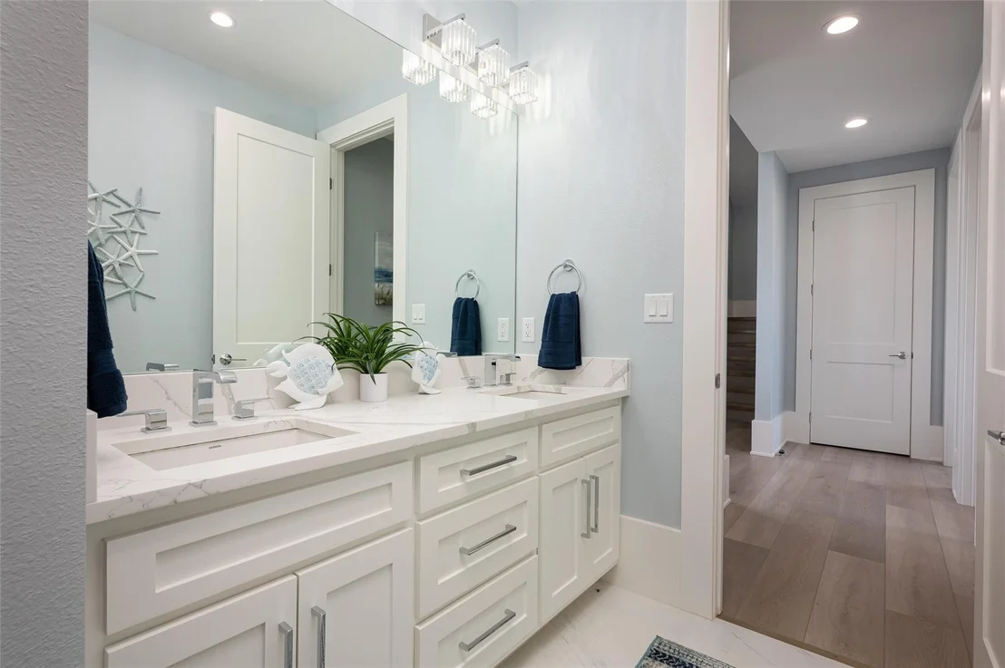 Photo of 2425 Audubon Avenue
