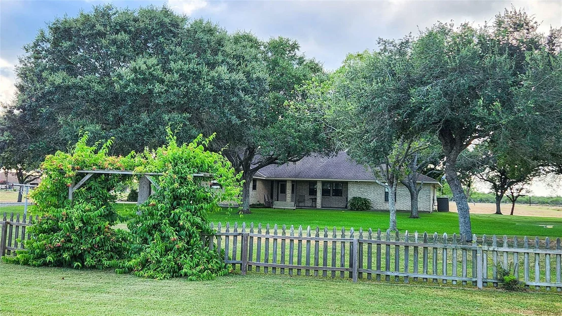 Photo of 847 Oliver Road