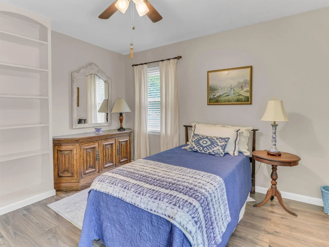 Photo of 805 Bluebonnet Lane