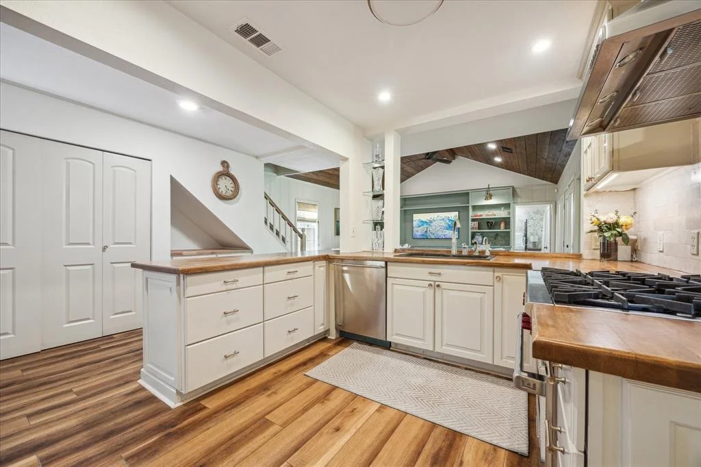 Photo of 2618 Sunset Boulevard