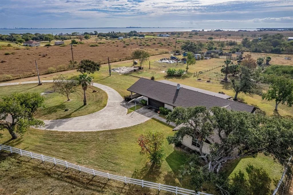 Photo of 587 Seakist Road