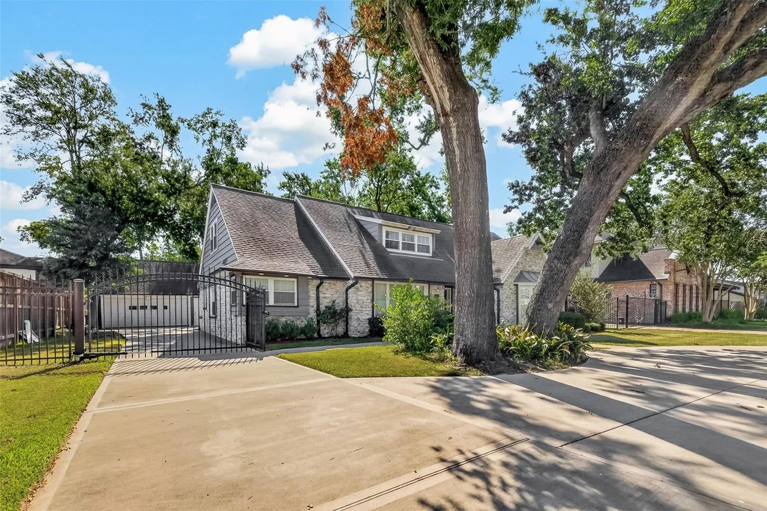 Photo of 418 N Wilcrest Drive