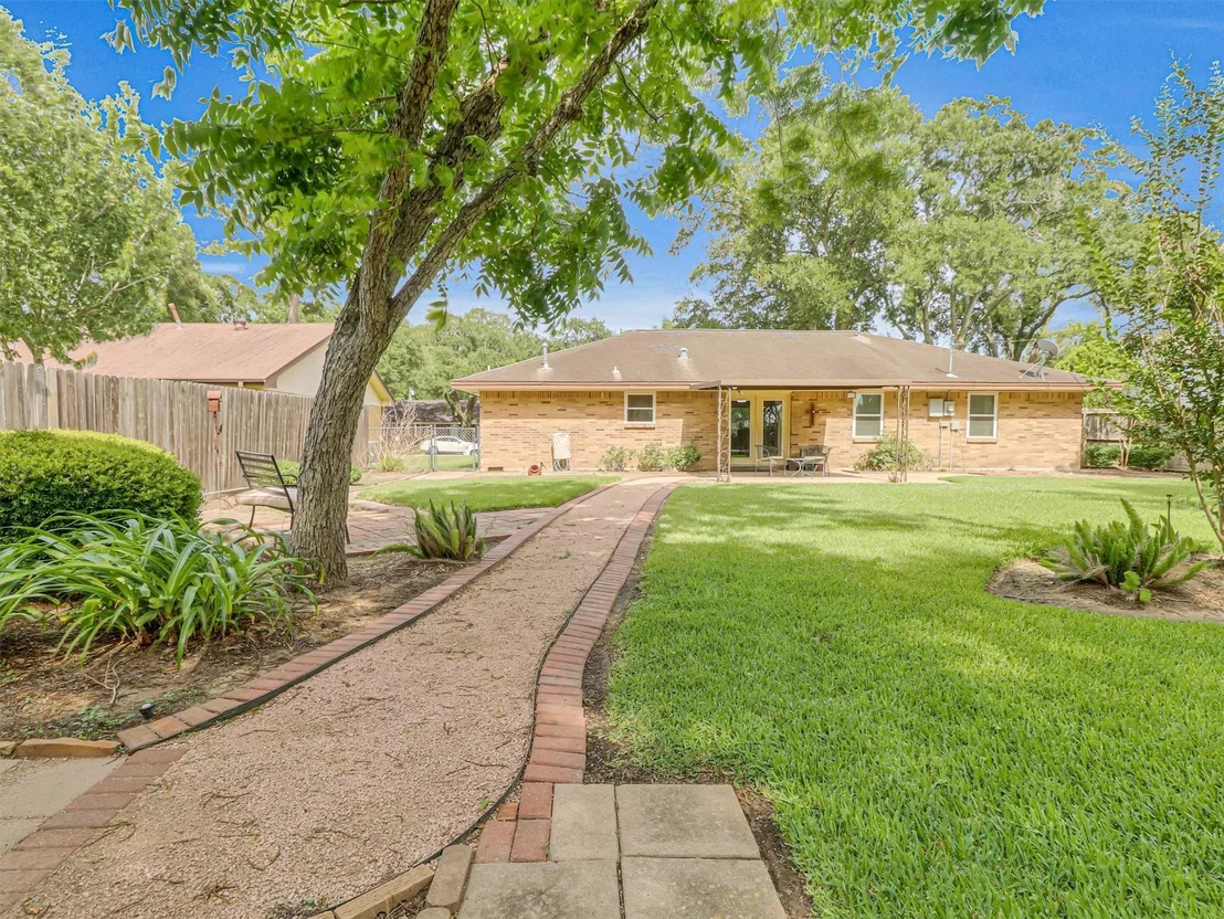 Photo of 805 Bluebonnet Lane