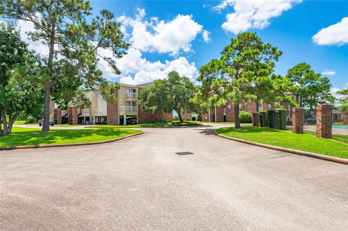 Photo of Unit 6A at 2501 Gulf Freeway