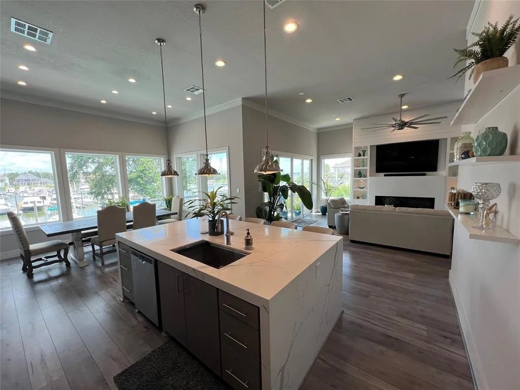 Photo of 2182 Marina Way