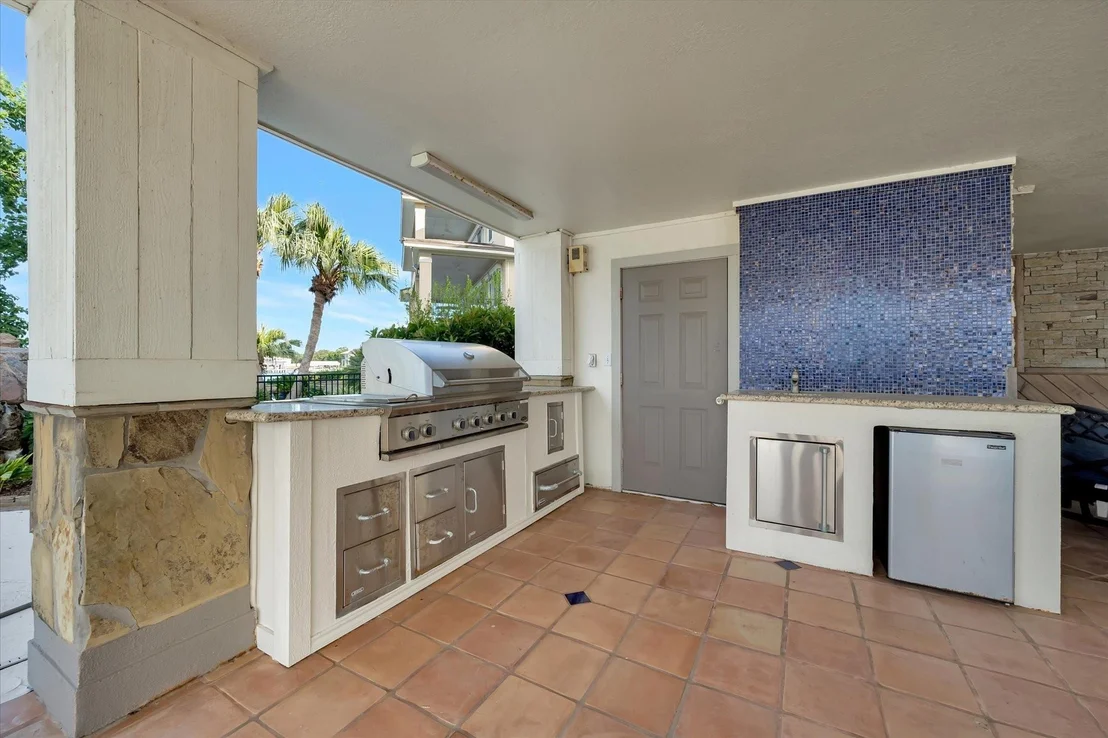 Photo of 2240 Marina Way
