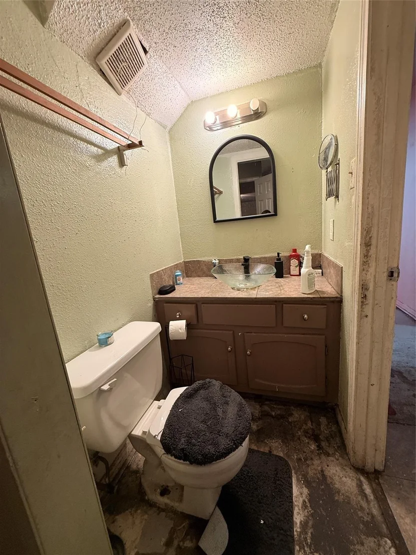 Photo of Unit D at 5747 Easthampton