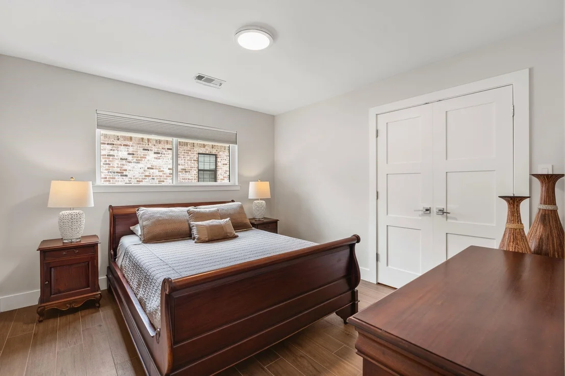 Photo of 842 W Forest Drive