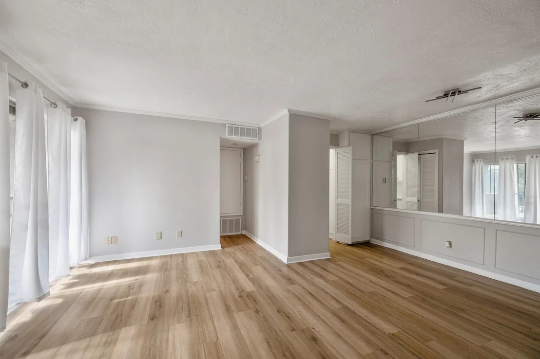 Photo of Unit 75 at 800 Post Oak Boulevard