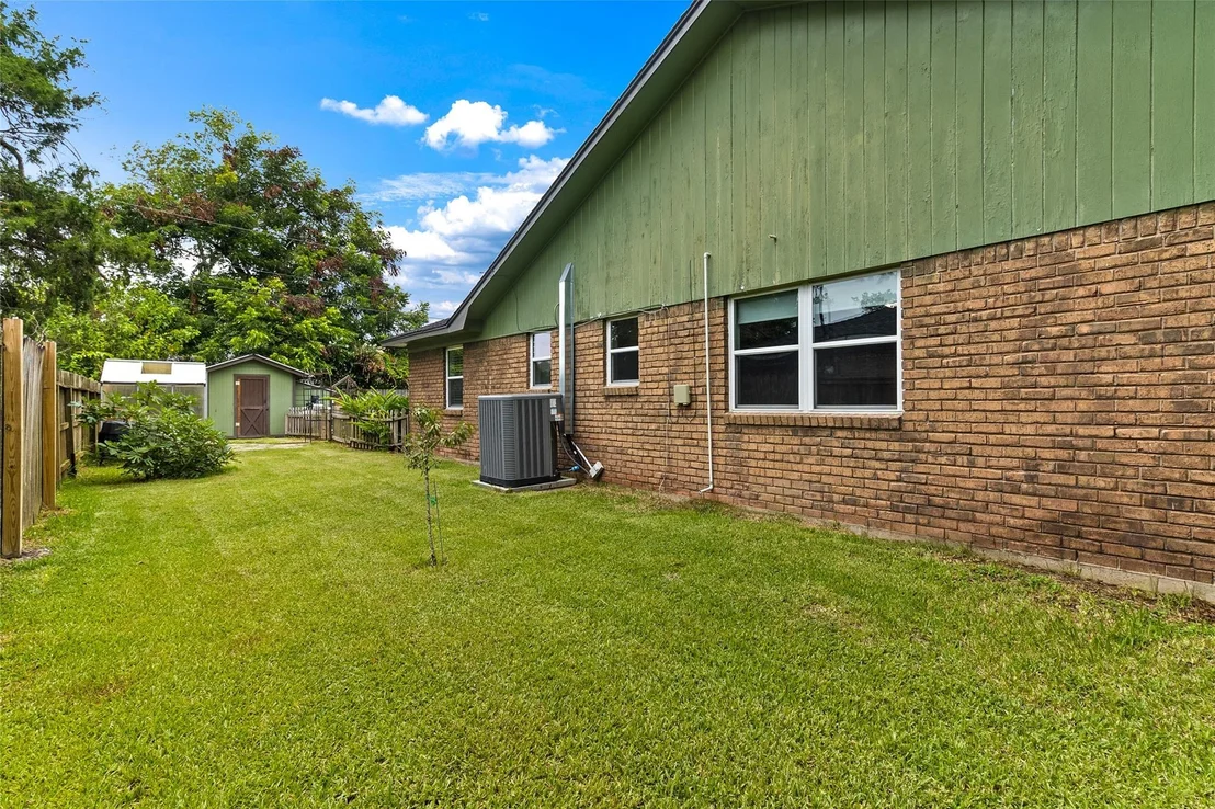 Photo of 1413 Lawn Drive