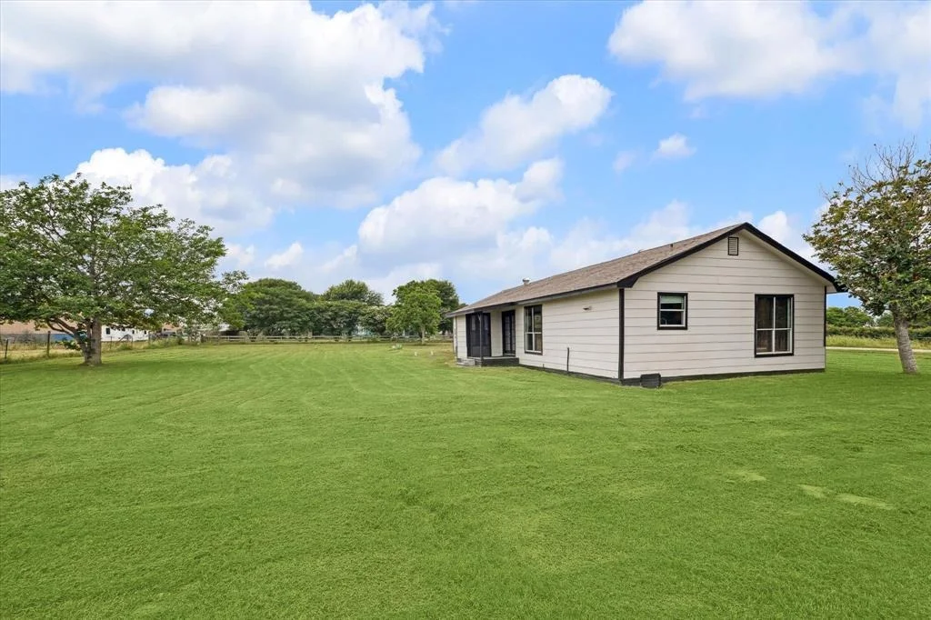 Photo of 893 Long Bow Road