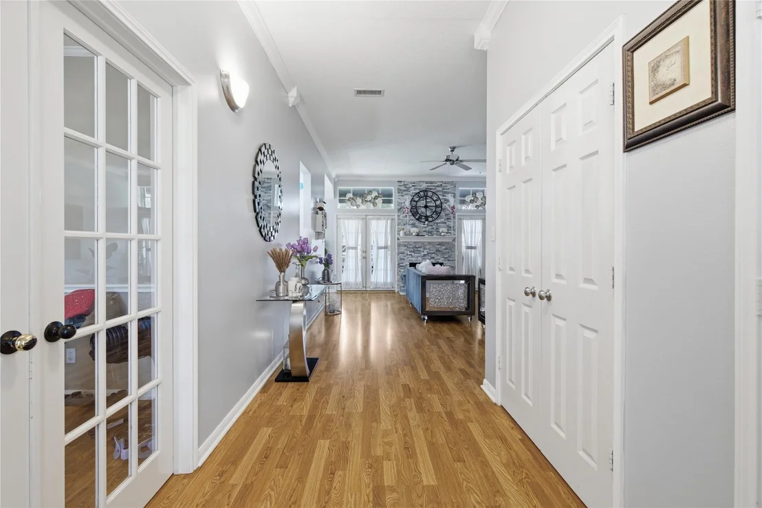 Photo of 423 E Oak Hill Drive