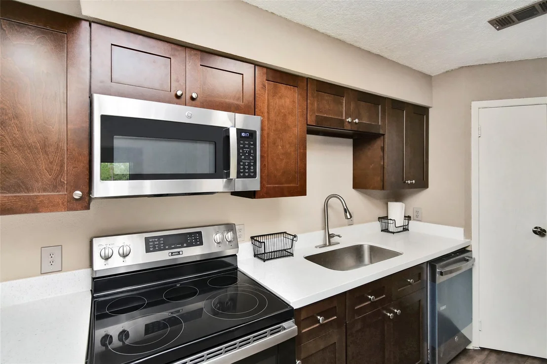 Photo of Unit 14A at 2501 Gulf Freeway