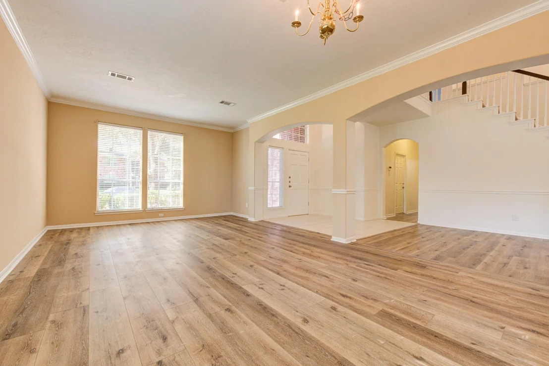 Photo of 18418 Lakeview Circle