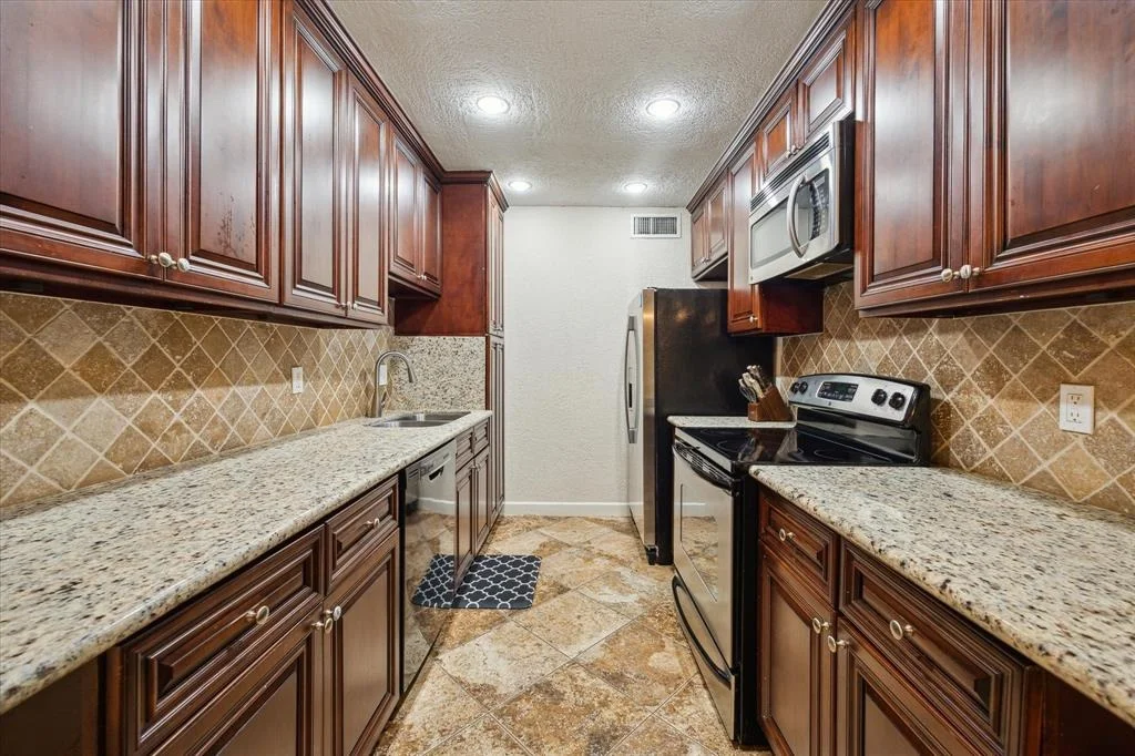 Photo of Unit 17 at 7575 Katy Freeway