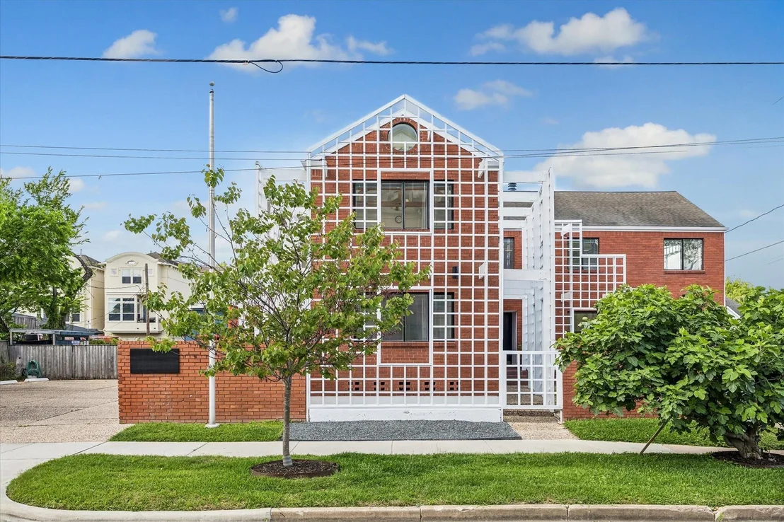 Photo of 2402 Commonwealth Street