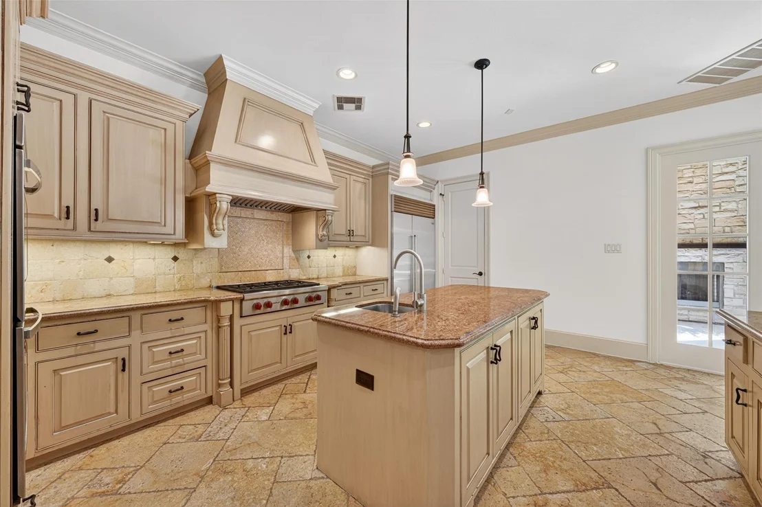 Photo of 2400 Avalon Place