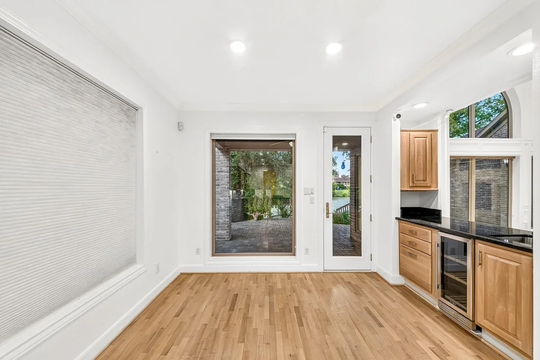 Photo of 407 Lakeside Boulevard
