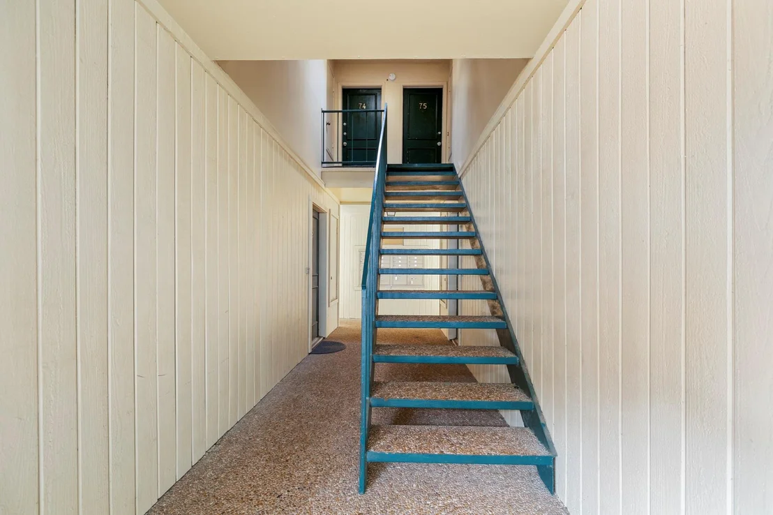 Photo of Unit 75 at 800 Post Oak Boulevard