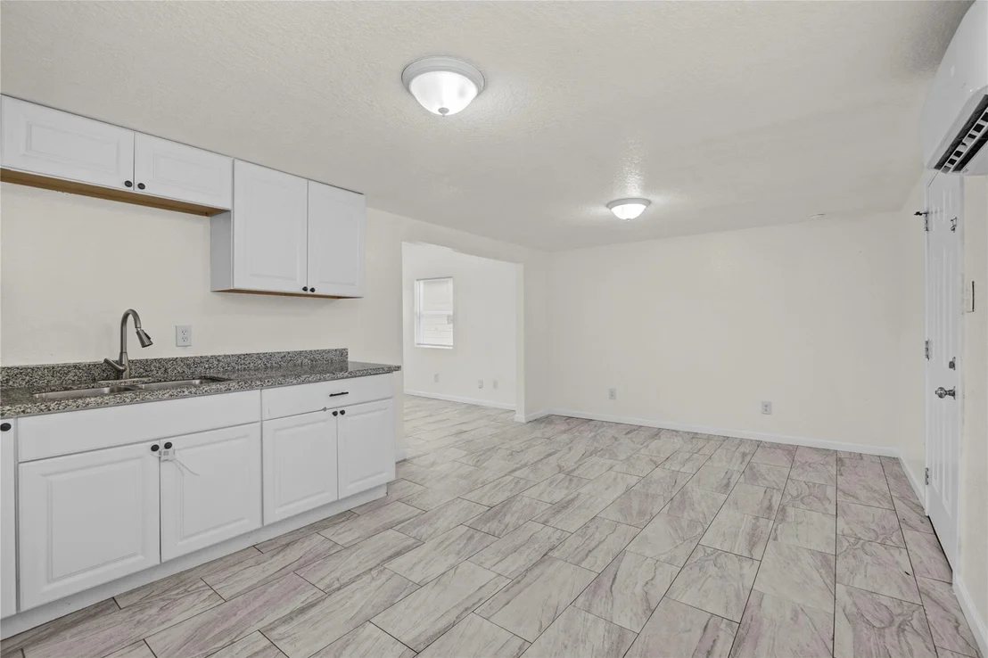 Photo of 726 W 6th Street