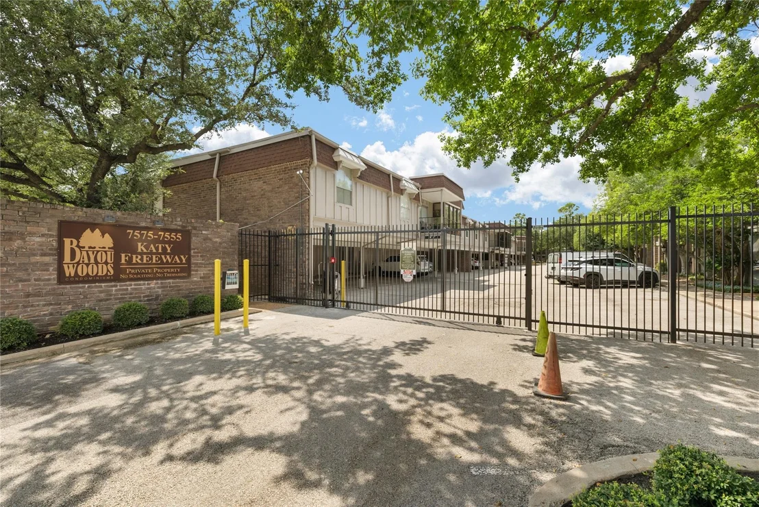 Photo of Unit 112 at 7575 Katy Freeway