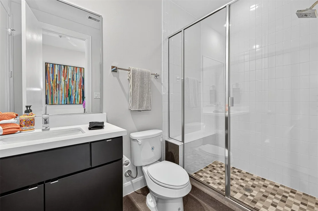 Photo of Unit B at 1205 Jackson Boulevard