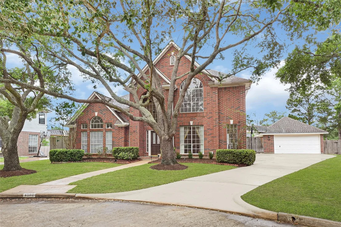 Photo of 1302 Blackthorne Drive