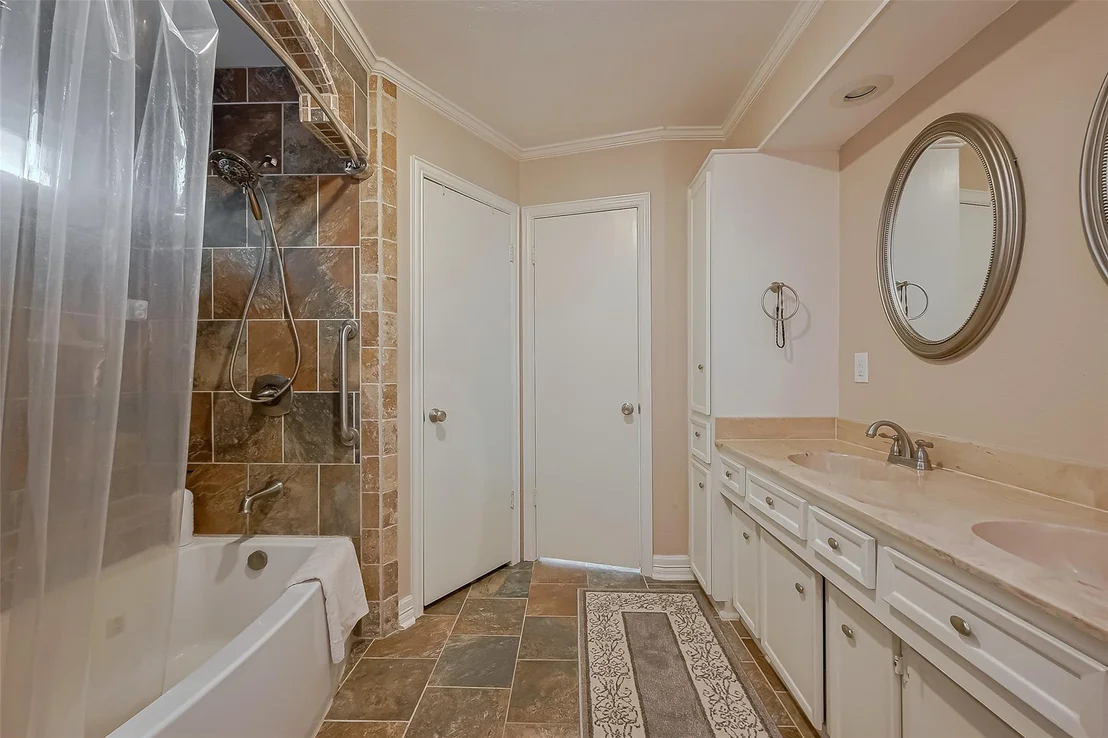 Photo of 14626 Ravenhurst Lane