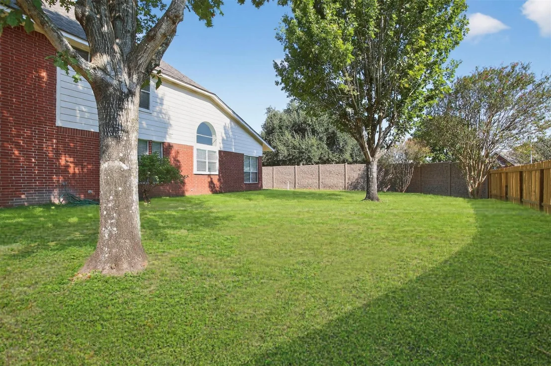 Photo of 18418 Lakeview Circle
