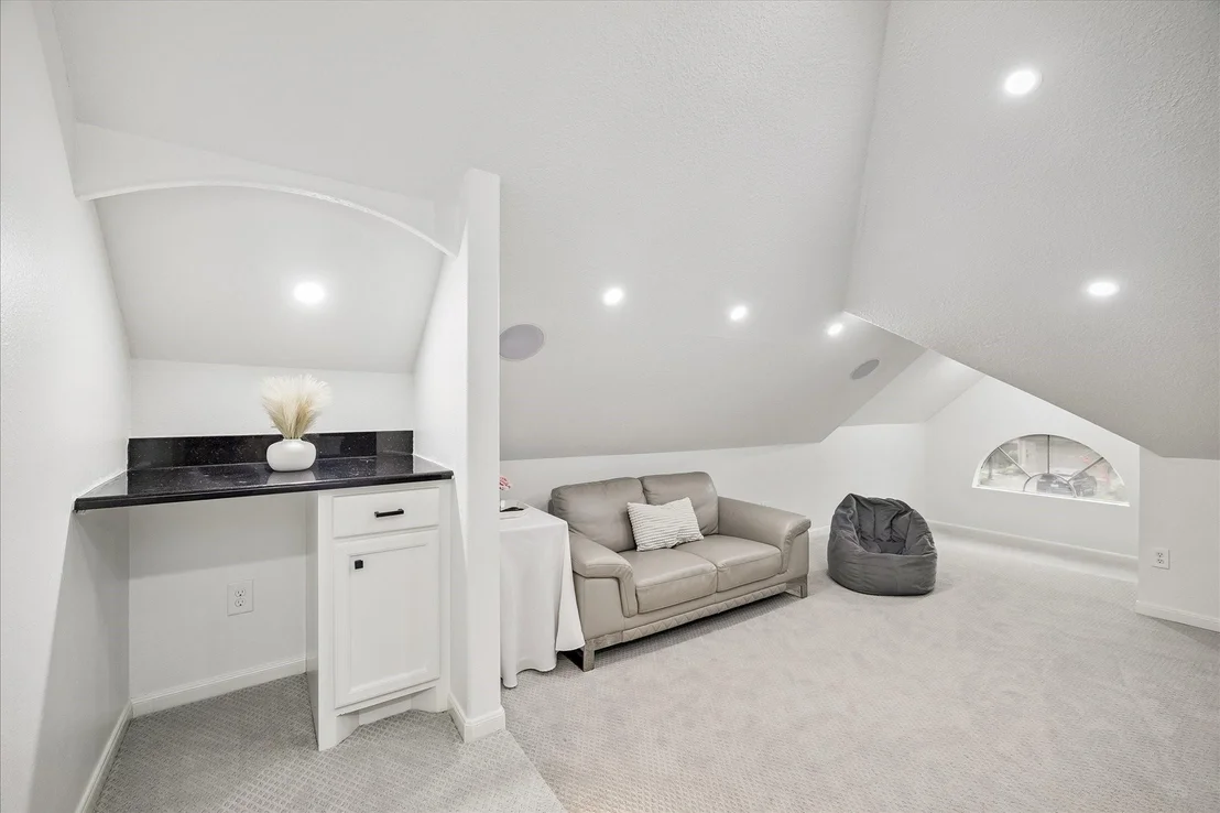 Photo of 15 W Beckonvale Circle
