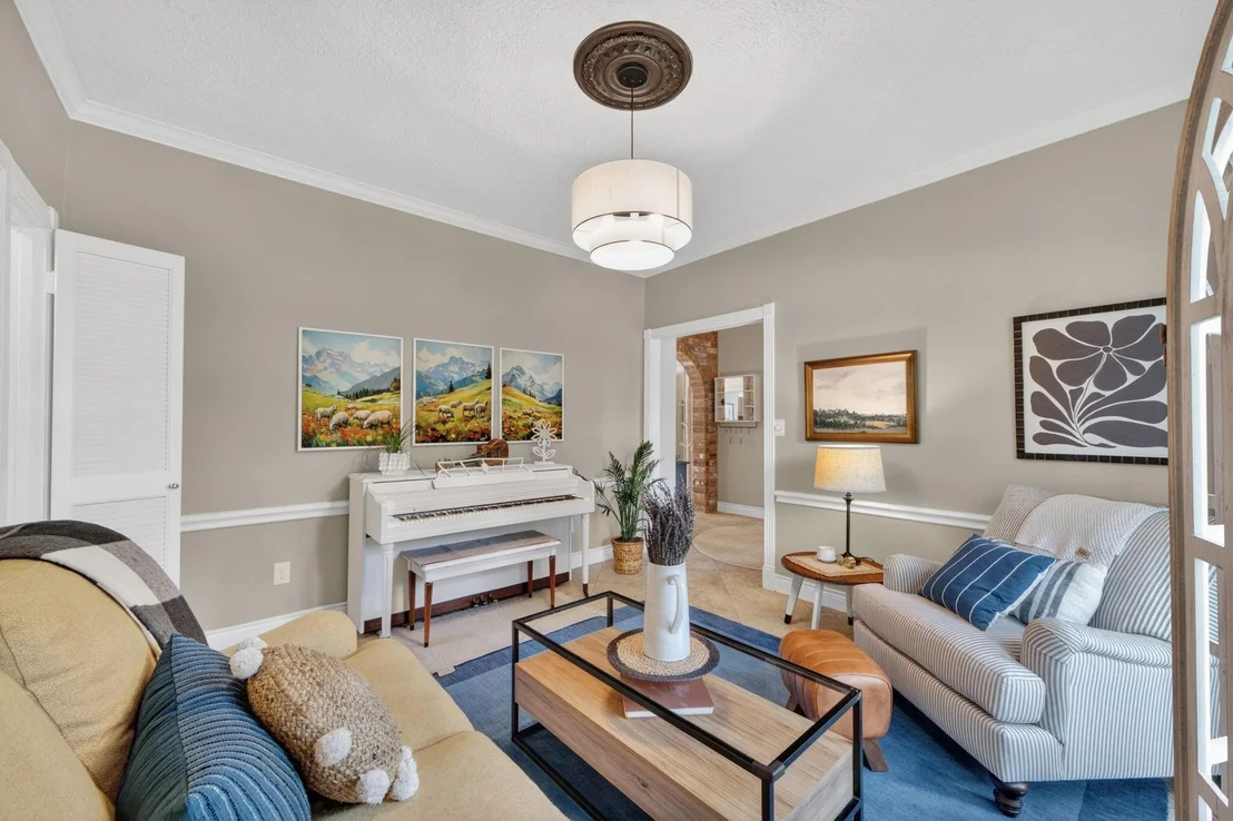 Photo of 1602 S Hearthside Drive