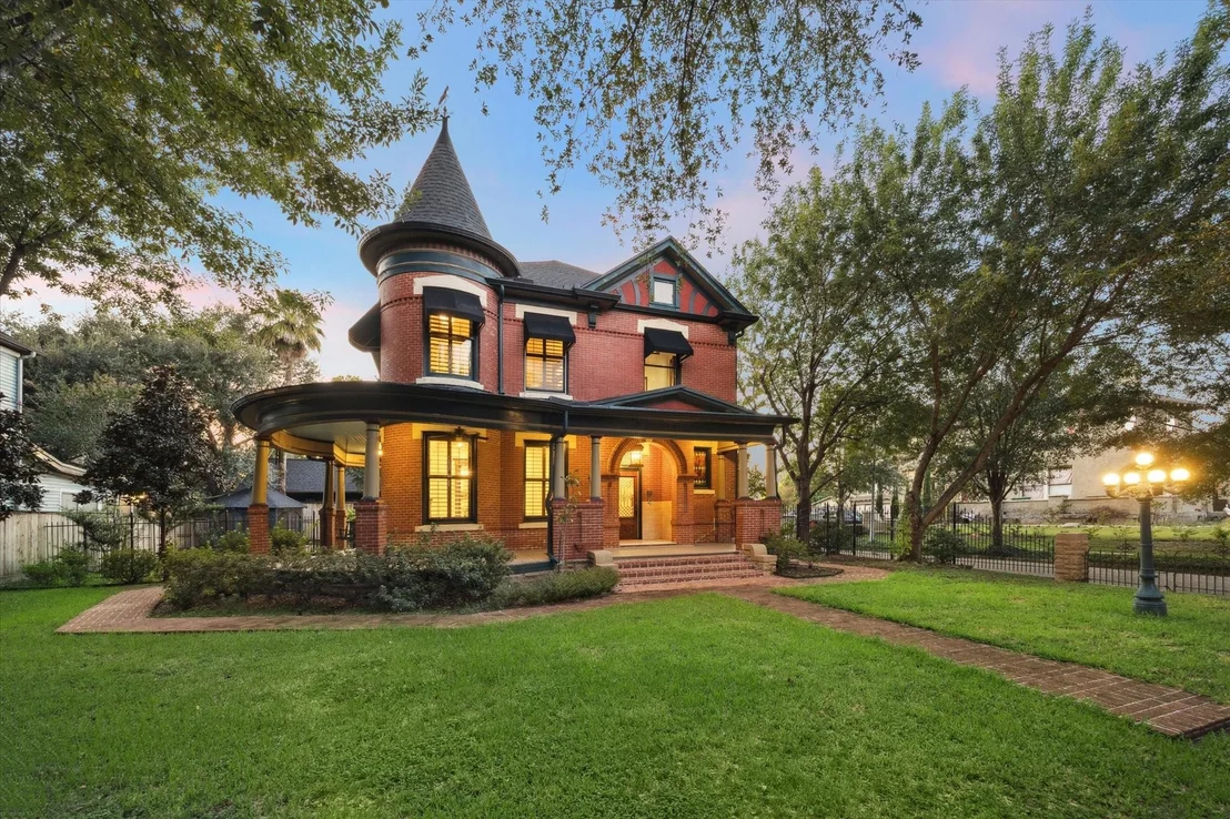 Photo of 1011 Heights Boulevard