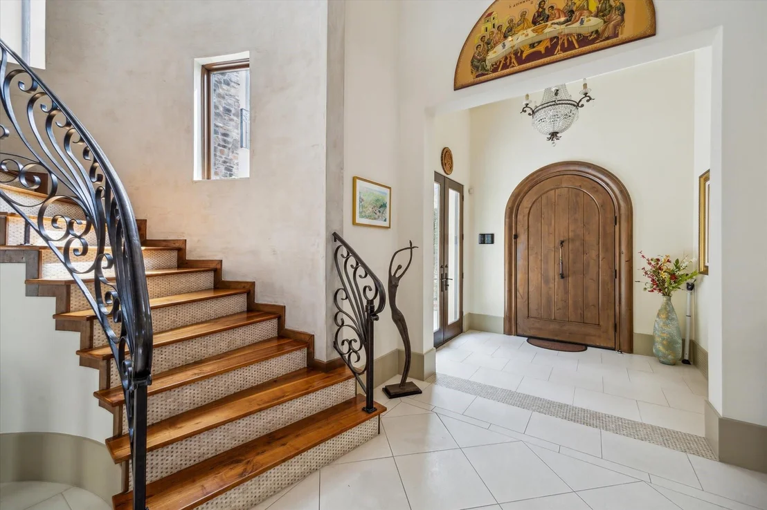 Photo of 322 Crestwood Drive