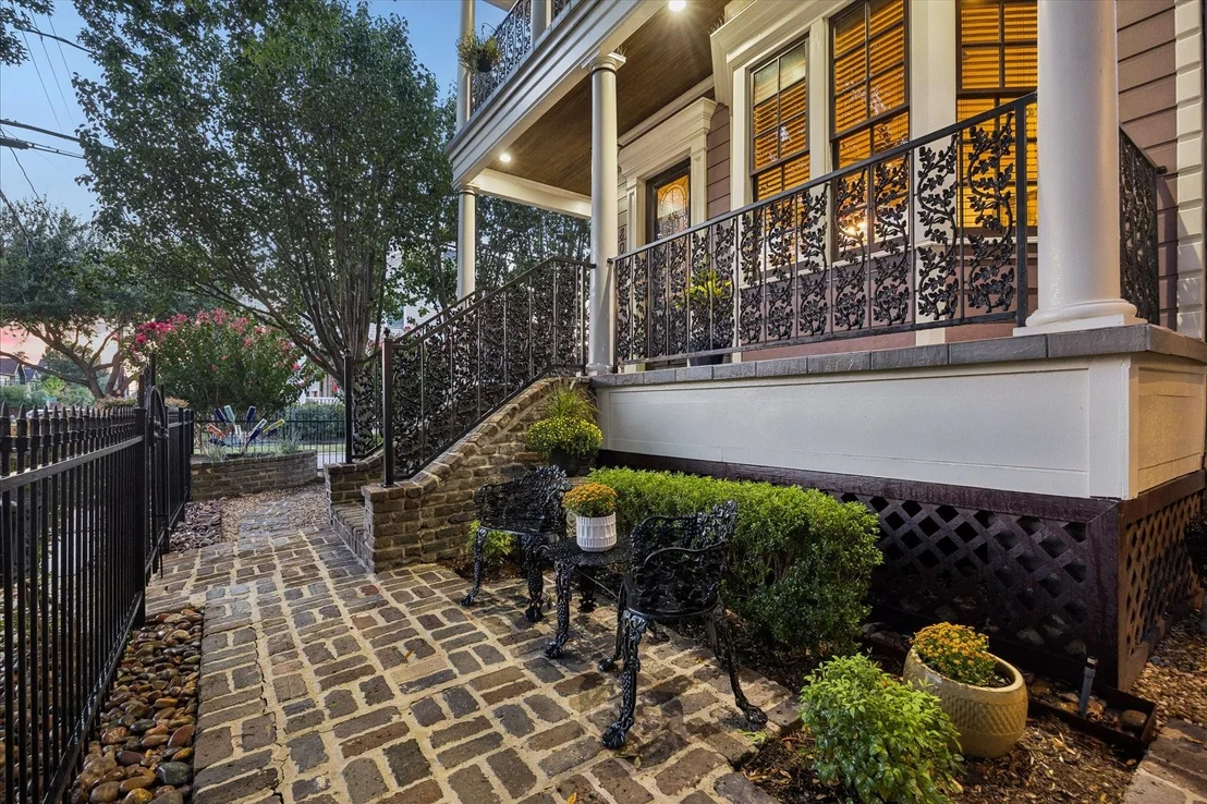Photo of 809 W 9th Street