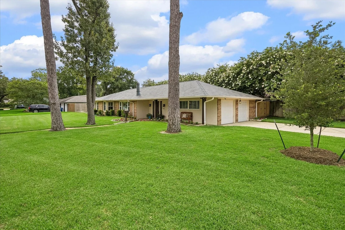 Photo of 8443 Westview Drive
