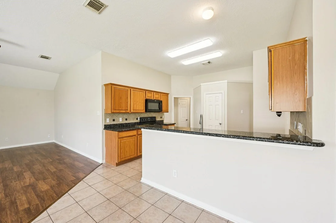 Photo of 1023 E Hampton Drive