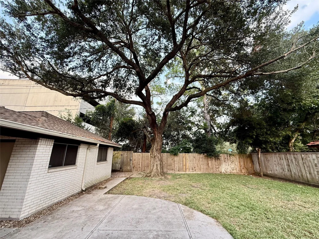 Photo of 930 W Forest Drive
