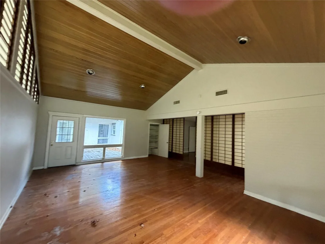 Photo of 3755 Long Avenue
