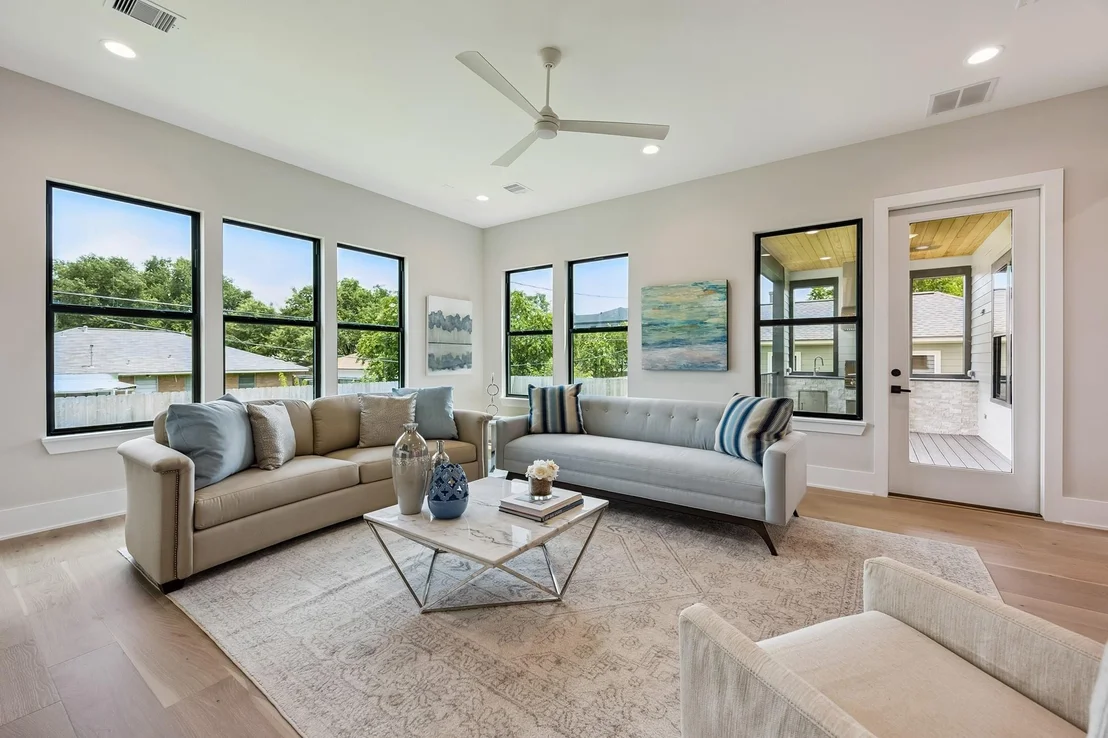 Photo of 2214 Chantilly Lane