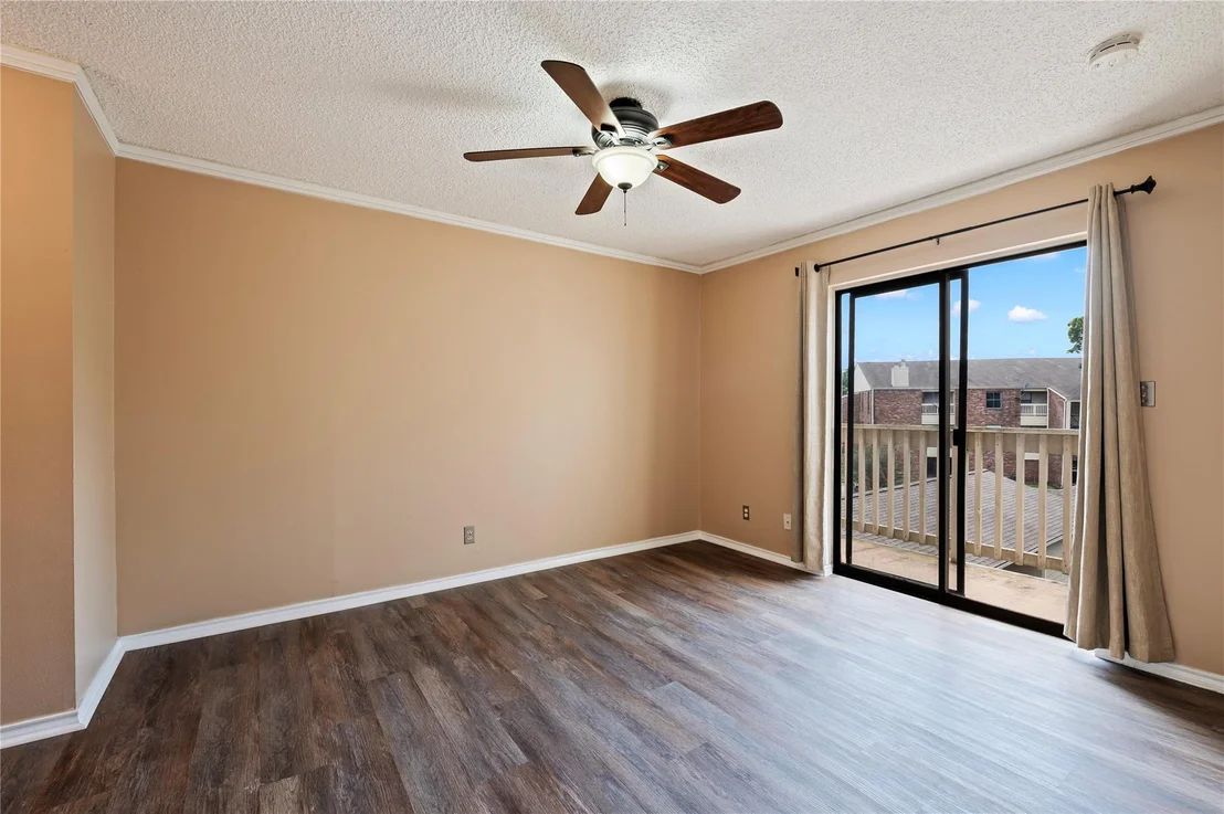 Photo of Unit 6A at 2501 Gulf Freeway