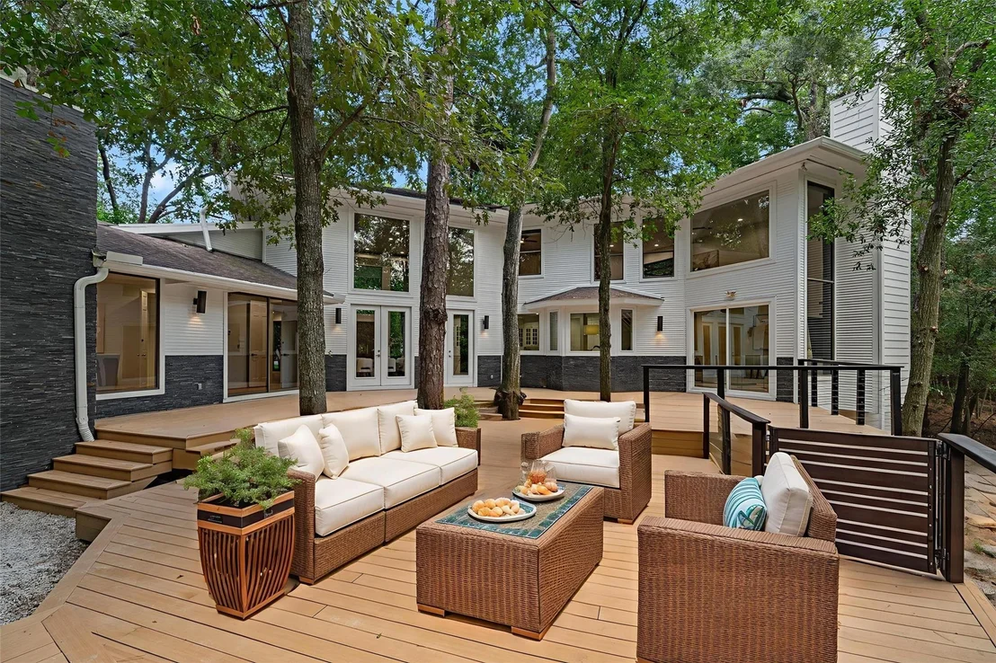 Photo of 102 Lakeside Oaks Drive