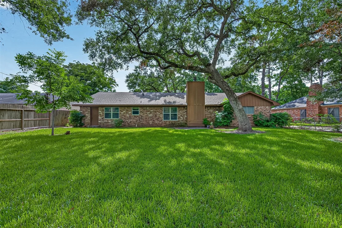 Photo of 2002 Crestwood Drive