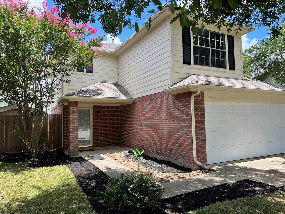 Photo of 919 N Oak Drive