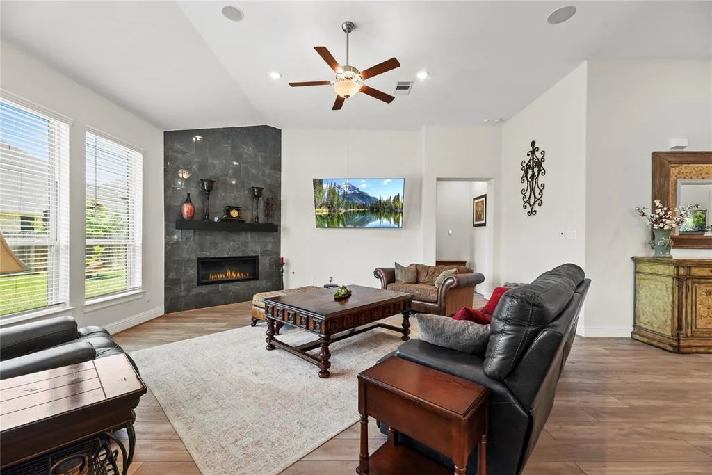 Photo of 907 Falcon Hollow Lane